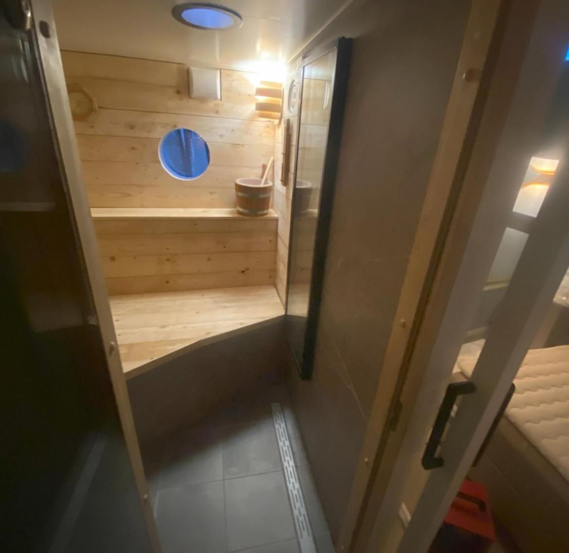 Bed & Breakfast Houseboat Reussi *