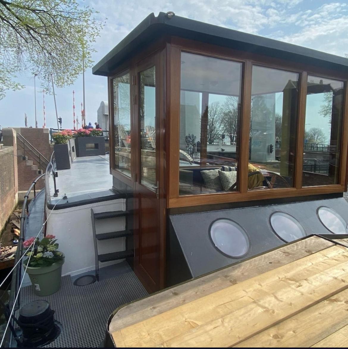 Bed & Breakfast Houseboat Reussi
