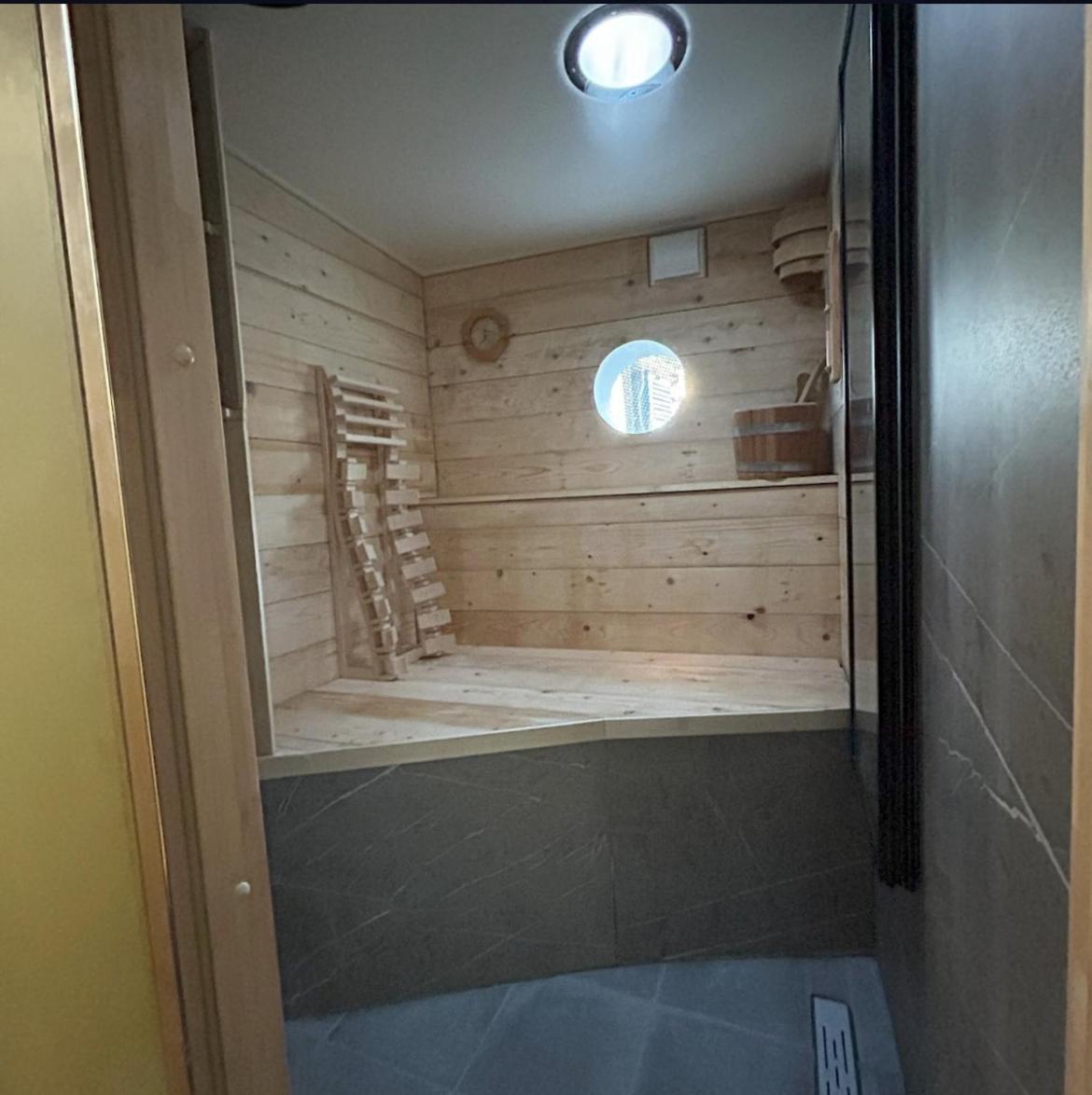 Bed & Breakfast Houseboat Reussi